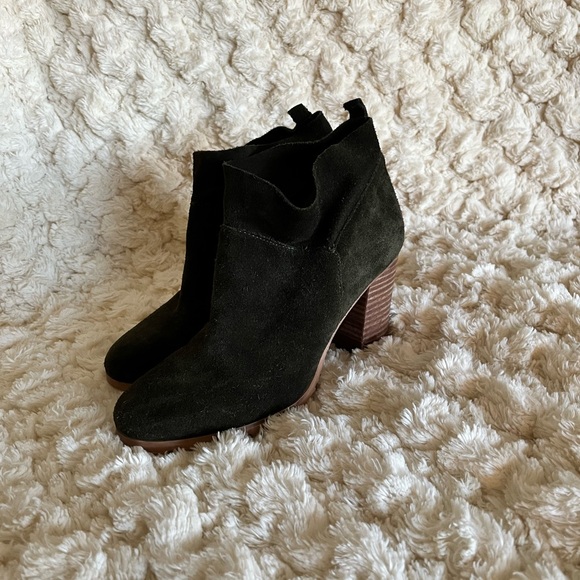Crown vintage dark green suede heeled ankle bootie